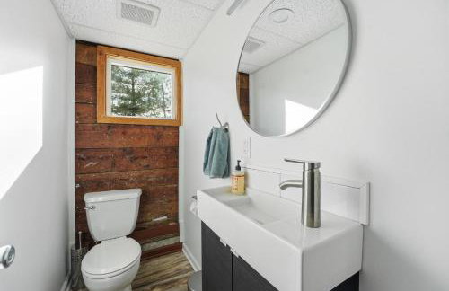 Renovated 1950s Barndominium Pet-Friendly & Modern - Foto 6