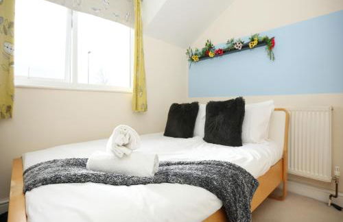 Mount Rd By N And N Stays Contractor Friendly 4 Bed House With Large Driveway, Bath - Photo 35