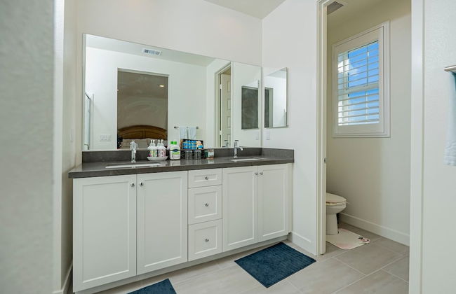 Luxurious Ontario Townhouse Ideal Family Retreat - Photo 31