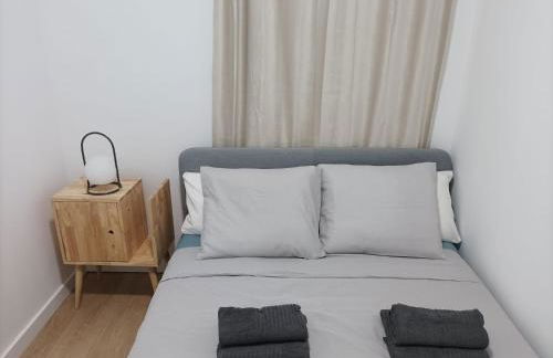 COOL! 5' to metro. 15' to Center/beach by metro. - Photo 11