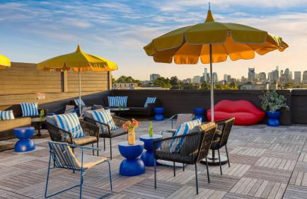 Dual Bachelor Pads w/ Rooftop Lounge & Games Sleeps 26 5 Min to Broadway - Foto 101