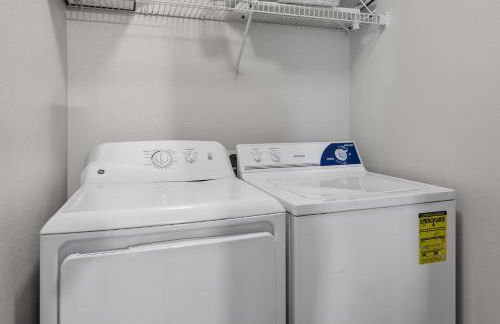 3BR Luxe Oasis near Downtown, Pool, Gym, Bball Crt - Foto 24