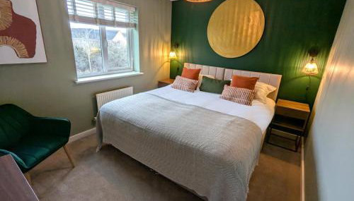 CHERRYTREES 5 Bed House, Sleeps 10, 3 Bathrooms, Parking, Ideal for Groups and Work Stays - Foto 5