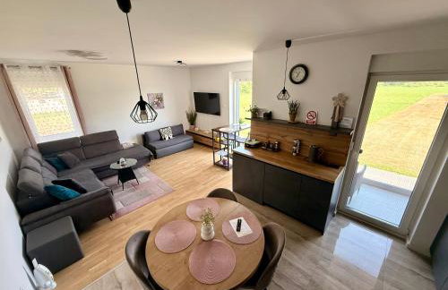 Apartman Nebo Moderan smještaj, 5G Internet, Parking, Pogled i Besplatne ulaznice za Mini Zoo - Foto 2