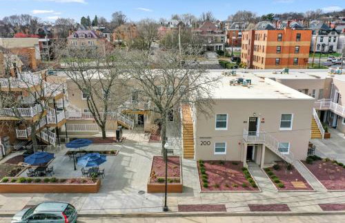 Upscale King Bed Suite with Full Workspace and Free Parking - Foto 29