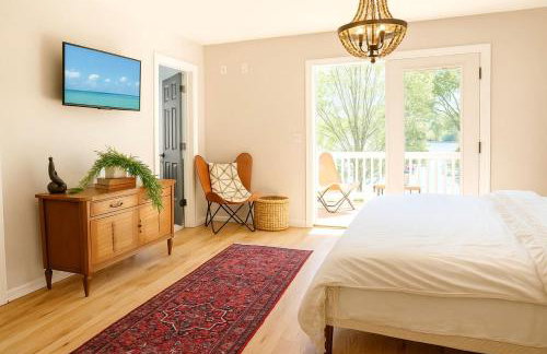 Waterfront Retreat with Spectacular Interior, Jacuzzi and Game Room in NC - Foto 9