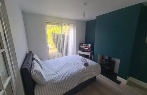 L & J Escapes - 8 Bedrooms suitable for Contractors and Families- Private parking available for 6 vehicles - Foto 34