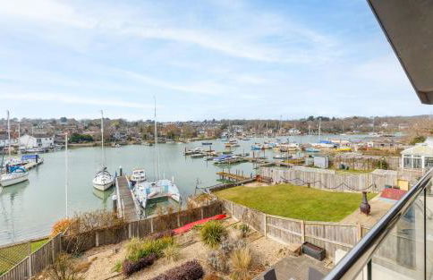 Creek View - A Tranquil Waterside Retreat with a Touch of Luxury and Pontoon - Photo 33