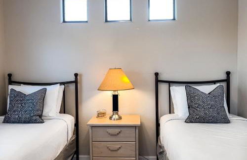 Renovated condo with updated floors, pool, hot tub & mountain views - Foto 18