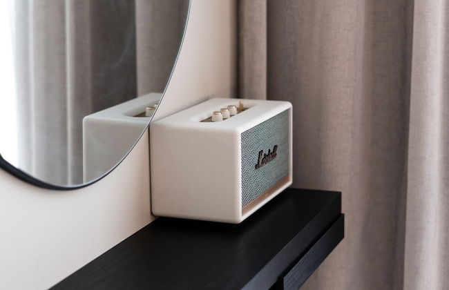 Aya - Elegant 1BR Apartment With Balcony and Creek Views - Photo 6