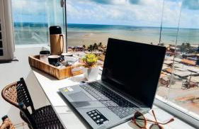 Apto com Varanda, Vista e Piscina a 50m da Praia - Foto 1