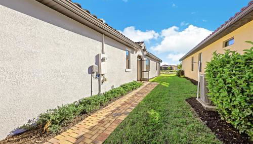 Modern waterfront home in Artesia with pool/gym - Photo 3