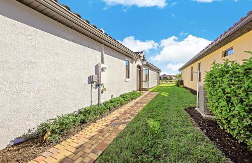 Modern waterfront home in Artesia with pool/gym - Photo 3