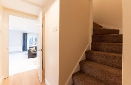 Spacious 4BR Home Walk to Station Parking - Pass the Keys - Foto 44