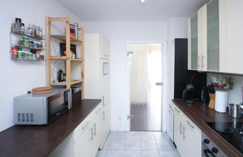 ALFA Apartment Stuttgart Mitte 2 Zimmer City-Lage Berliner Platz Balkon Netflix Küche WM l 2BR 5 Beds 6 People l Fully equipped Kitchen & Bathroom - Foto 20