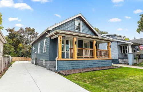 Spacious 4BR Home by Dtown Royal Oak - Photo 1