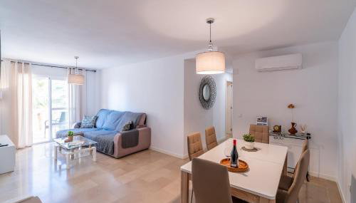 Beachfront Apartment with Pool & Sea View Terrace, Guadalmar Málaga - Foto 2