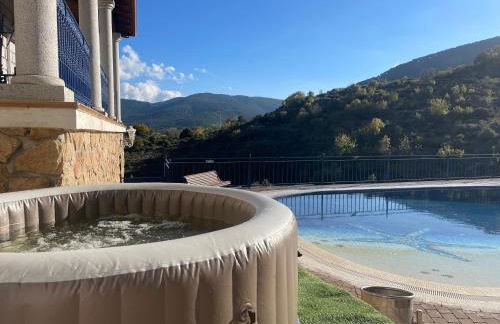 Mansión con Jacuzzi a 40 grados, gran piscina y Pádel - Photo 6