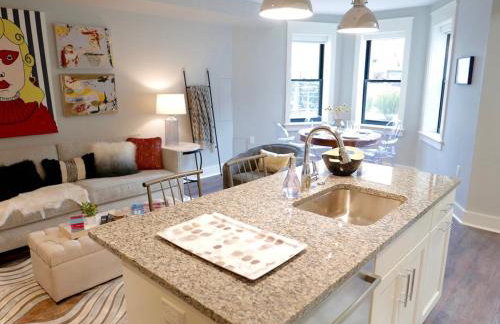 Stunning Logan Circle Apt - With Parking - Photo 11