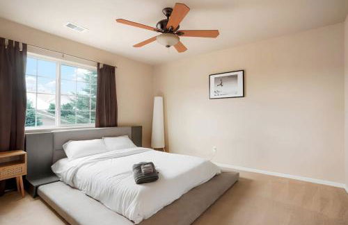 Denver Retreat Home with Stunning Lake, Mountain Views and Luxury Amenities - Foto 32