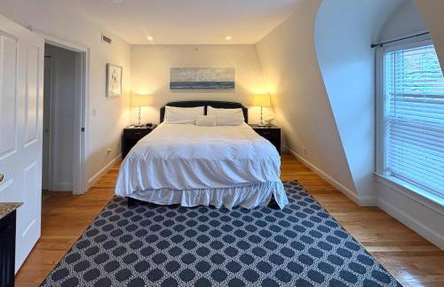 3-Bed 2-Bath Brookline Village Townhome w Deck - Photo 15