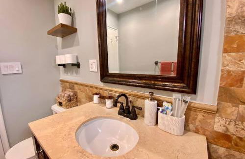 Easy PATH&Bus access- NYC| designer home + Deck. - Photo 46