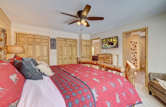 Over the Top Lodge by Avantstay Hot Tub, Shared Pool, Beach/lake Access - Foto 10