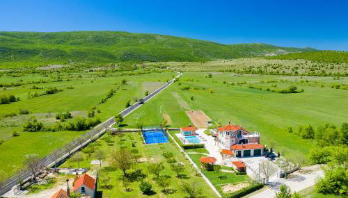 5-Bed Villa with Pool, Jacuzzi & Padel Court - Foto 3