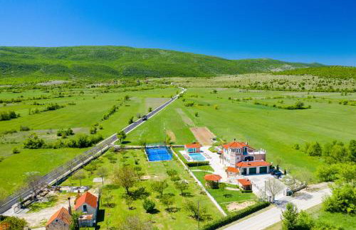 5-Bed Villa with Pool, Jacuzzi & Padel Court - Foto 3