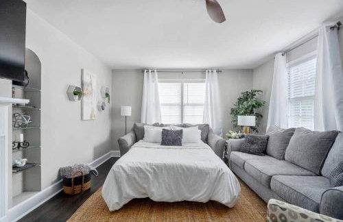 Quaint house, king bed 2min from down town - Photo 13