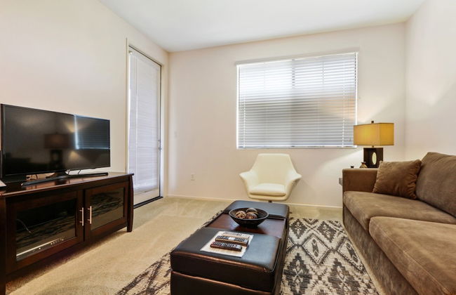 Global Luxury Suites at The Village - Photo 30