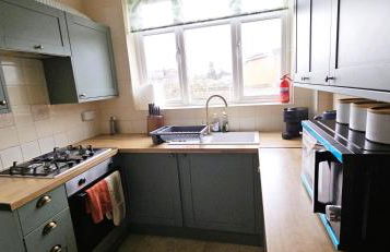 Spacious Home Near Wembley, Free Parking, Close to Tube, Garden - Photo 8