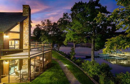 Luxury Lakefront Chalet Resort 2 Pools FREE Amenities Dock MiniGolf Waterslide - Foto 9