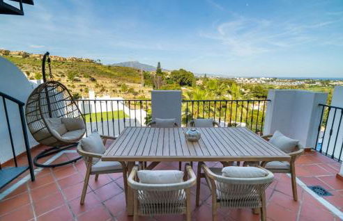 Serene hideaway, luxurious 2-bedroom penthouse apartment in the exclusive Paraíso Pueblo - Photo 25