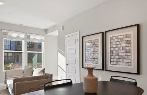 Luxe King Bed, Balcony, Garage in Downtown Raleigh - Foto 29