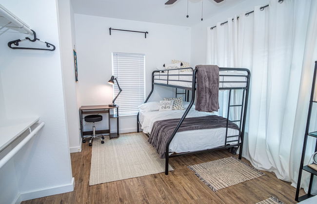 Huge Remodeled 5BR 4BA House Sleeps 20 Downtown - Photo 7