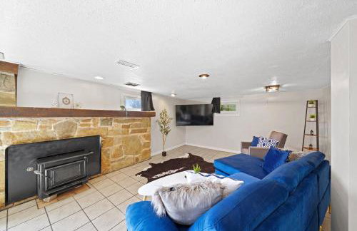 Comfort, Fun, & Charming - 5BR Oasis with Pool - Foto 23