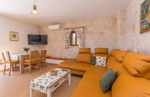 The Grandfather's courtyard villa with heated pool - Foto 14