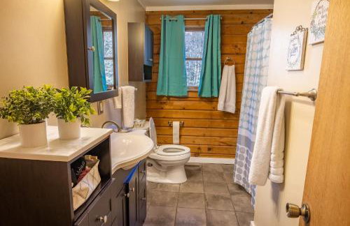 Ascension Cabin - hot tub, fire pit, babbling brook - Foto 29