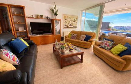 Villa Med A 2 kilometros andando de la playa, del puerto de Aguadoç y a 4 del centro de Sitges Muy Soleada todo el dia Capacidad superior a 16 personas NO REQUIERE COCHE - Foto 52