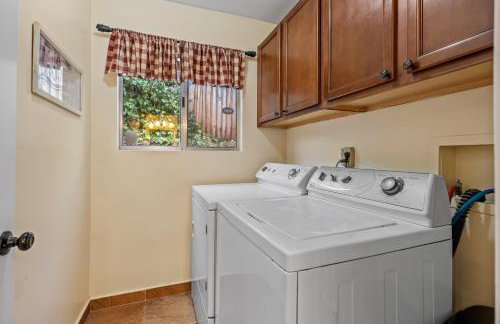 Entire Private Home with 4 Bedrooms, Pool, Hot Tub, King Bed, Garage, Available Now - Foto 62