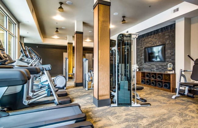 Trendy 1BR King Suite Close to Downtown w Fast Wifi - Foto 18