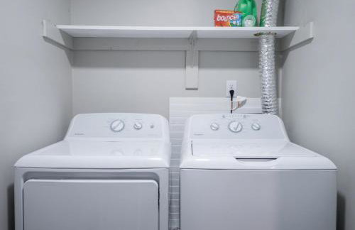 The Orange Lounge - 8 min to KU & Mass - Photo 30