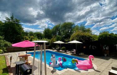 Farmhouse Retreat with Hot Tub, Pool, Horses, Games Room, Free Car Park, Only 45 min from Oxford Circus - Foto 51