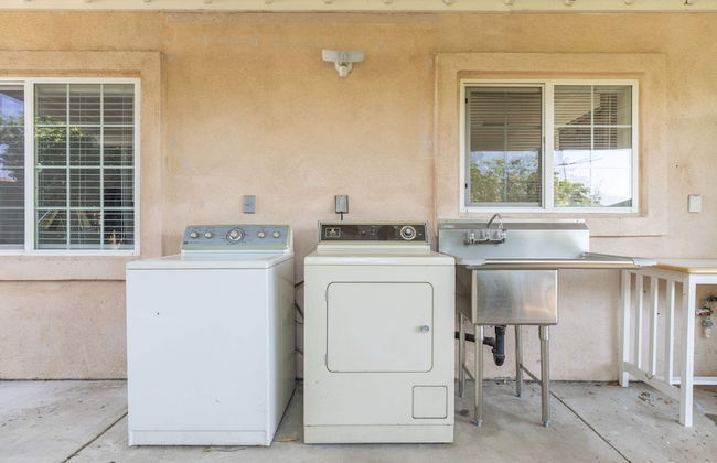 Elegant Retreat Modern Comforts, Prime Location - Photo 36