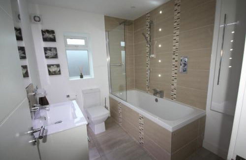 Four Corners Holiday Home with Hot Tub & Sauna - Photo 79