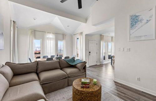 Palms & Pelicans - Photo 4