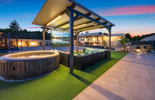 Villa VERONICA with CINEMA PROJECTOR by the HEATED POOL and JACUZZI - Foto 1