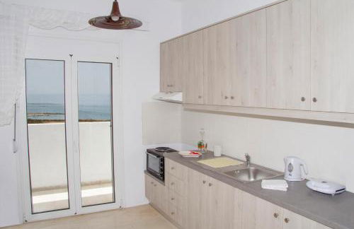 white house by the sea - Photo 25