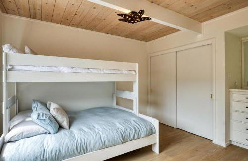 Dockside getaway with hot tub & dock - Foto 35